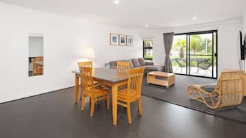 Standard-huoneisto, 1 makuuhuone, tupakointi kielletty, keittiö (Apartment Bay View) | Ruokasali