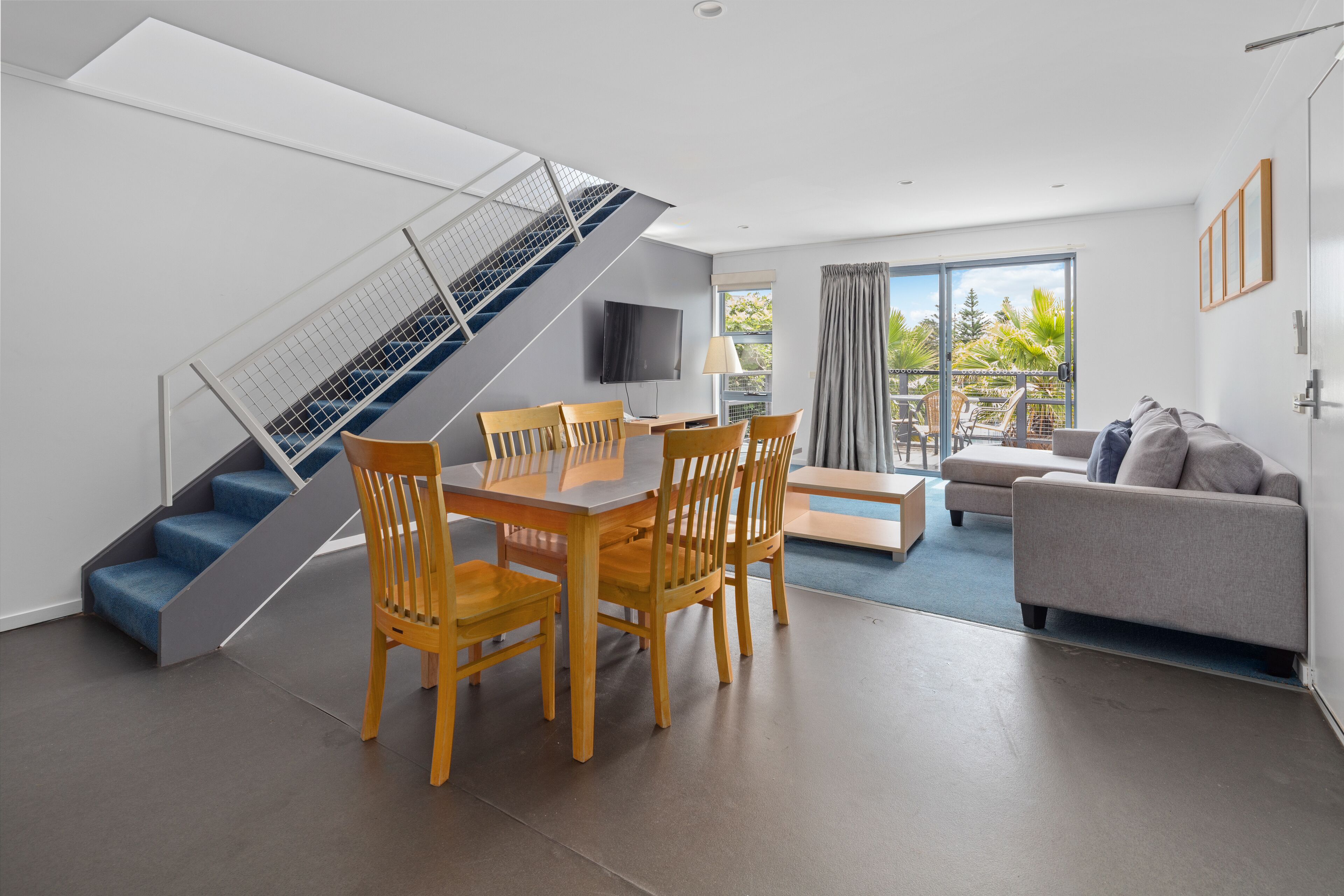 Appartement, 2 slaapkamers, uitzicht op zwembad (Steep Internal Stairs) | Woonruimte | Een 36-inch lcd-televisie met digitale zenders en een televisie