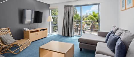 Appartement, 2 chambres, vue sur la piscine (Steep Internal Stairs) | Aire de séjour | Téléviseur ACL de 36 po avec télévision numérique, téléviseur