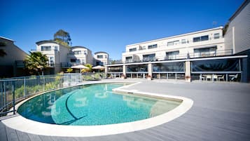 Piscine extérieure, chaises longues