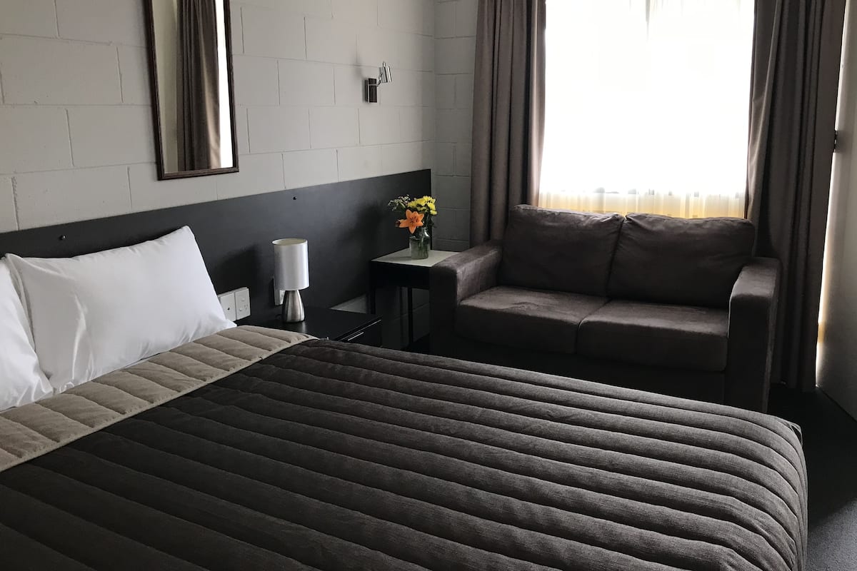 Queen Room | Living area | 26-inch flat-screen TV with digital channels, TV