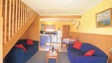 Traditional Apartment, Multiple Bedrooms, Non Smoking, Kitchen (Wattle Cottage 3br) | Living area | 22-inch flat-screen TV with digital channels, TV