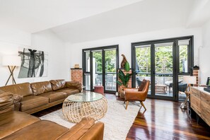 Warehouse Apartment 8 | Living room | Flat-screen TV, DVD player - The Butter Factory Byron Bay (Byron Bay)