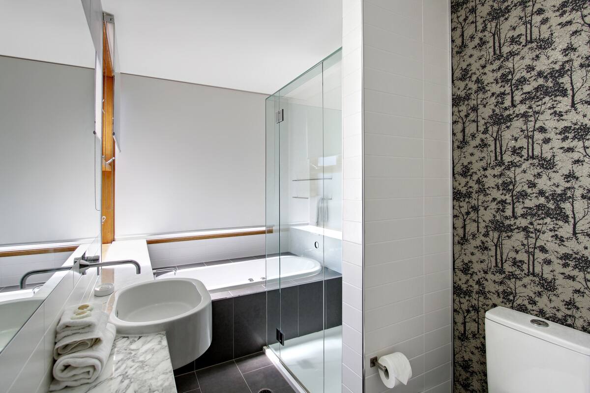 Apartamento, 3 habitaciones | Baño | Bañera y ducha independientes, bañera de hidromasaje y secador de pelo
