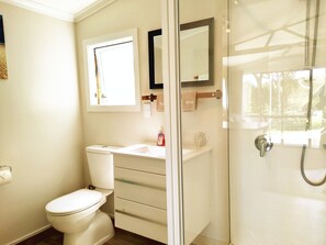 Comfort Cabin, Multiple Beds, Kitchenette, River View | Bathroom