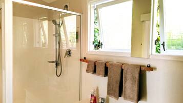 Standard Apartment, 1 Bedroom, Non Smoking, Kitchenette | Bathroom