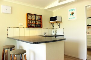 Refrigerador, microondas, placa de cocina, cafetera/tetera