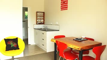 Standard Apartment, 1 Bedroom, Non Smoking, Kitchenette | In-room dining