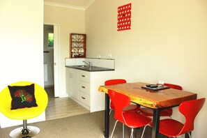 Standard-Apartment, 1 Schlafzimmer, Nichtraucher, Kochnische | Essbereich im Zimmer