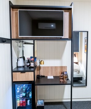 Standard Double Room | Living area | 55-inch LCD TV with digital channels, TV - Eyre Hotel Whyalla (Whyalla Playford)