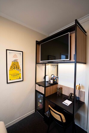Habitación básica doble | Minibar (con algunos artículos gratuitos) y decoración individual