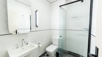 Habitación doble Confort | Baño | Regadera, amenidades de baño gratuitas, secadora de cabello, toallas