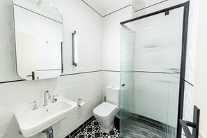 Comfort Double Room | Bathroom | Shower, free toiletries, hair dryer, towels - Eyre Hotel Whyalla (Whyalla Playford)