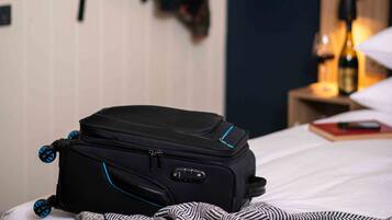 Minibarvarer (inkludert), individuelt dekorert og skrivebord