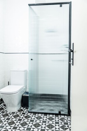 Habitación doble estándar | Baño | Regadera, amenidades de baño gratuitas, secadora de cabello, toallas