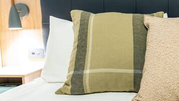 Artículos del minibar gratis, decoración personalizada y escritorio