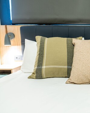 Free minibar items, individually decorated, desk, laptop workspace - Eyre Hotel Whyalla (Whyalla Playford)