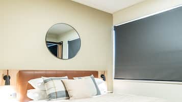 Habitación doble estándar | Artículos del minibar gratis, decoración personalizada y escritorio