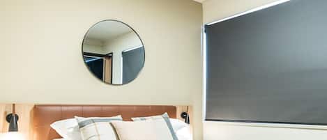 Artículos del minibar gratis, decoración personalizada y escritorio