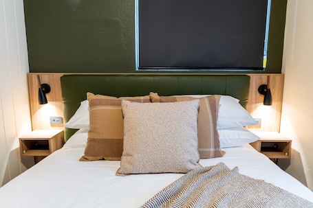 Artículos del minibar gratis, decoración personalizada y escritorio