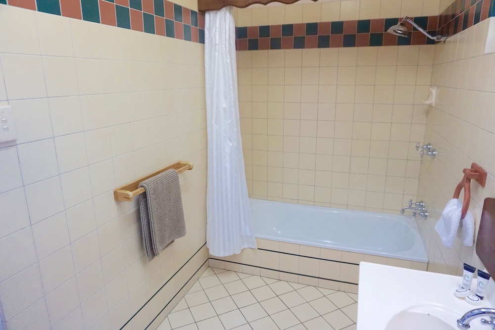 Yongala Lodge by The Strand by null