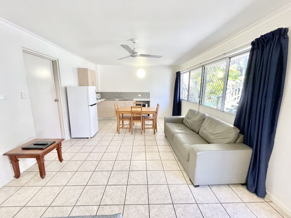 Yongala Lodge by The Strand by null