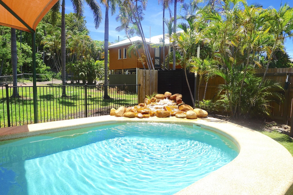 Yongala Lodge by The Strand by null