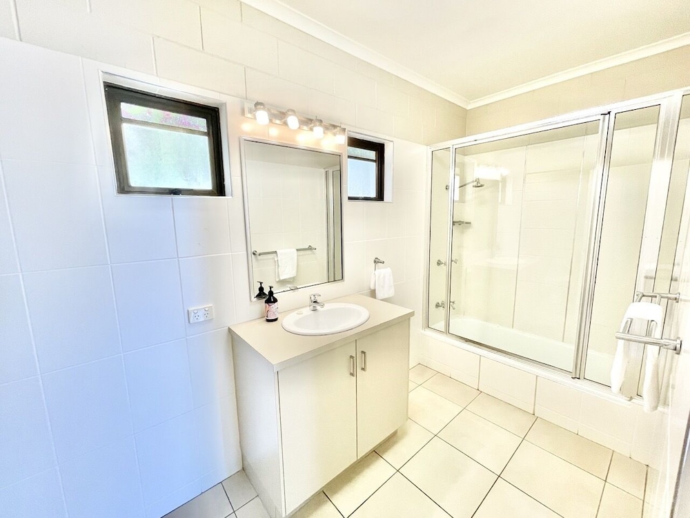 Yongala Lodge by The Strand by null