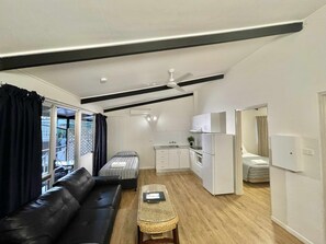 Appartement supérieur, 2 chambres, cuisine | Aire de séjour | Téléviseur ACL