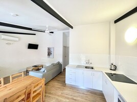 Cortinas blackout, tabla de planchar con plancha y wifi gratis 