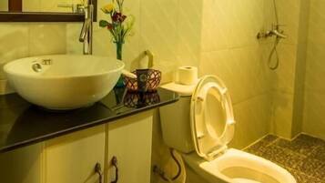 Shower, rainfall showerhead, free toiletries, hair dryer