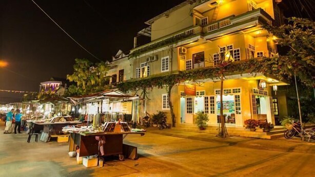 A two-story building with a balcony and a ground-level shop. - Moon's Homestay (Da Nang)