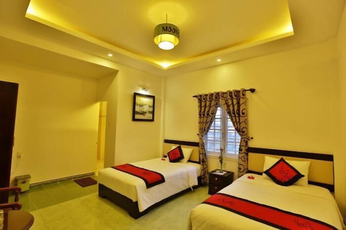 Pillowtop beds, minibar, desk, blackout drapes