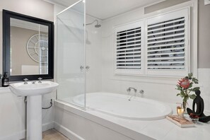 Dusche, kostenlose Toilettenartikel, Handtücher