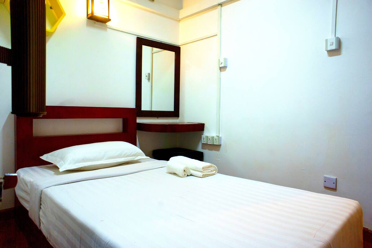Economy Single Room with Share Bathroom | 遮光窗簾/窗簾、免費 Wi-Fi