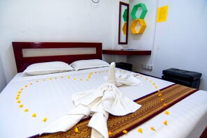 Economy Double Room with Share Bathroom | Cortinas opacas y wifi gratis