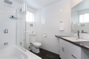Apartment, 2 Schlafzimmer, Poolblick | Badezimmer