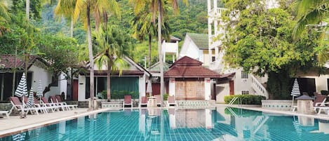 Outdoor pool, pool loungers