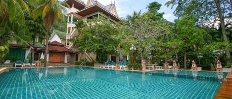 Piscine extérieure, chaises longues
