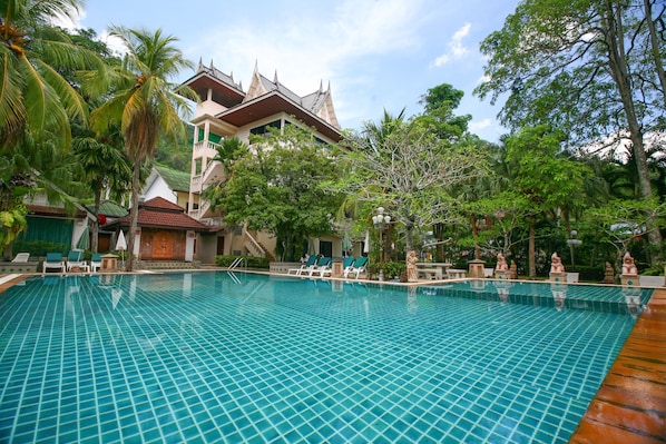 Piscine extérieure, chaises longues