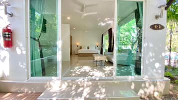 Habitación Deluxe, vista a la alberca | Caja de seguridad en la habitación, escritorio, cunas y wifi gratis