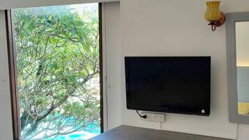Habitación superior, junto a la piscina | Caja fuerte, escritorio, cunas (de pago) y wifi gratis
