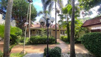 Deluxe Room, Garden View | Garden view