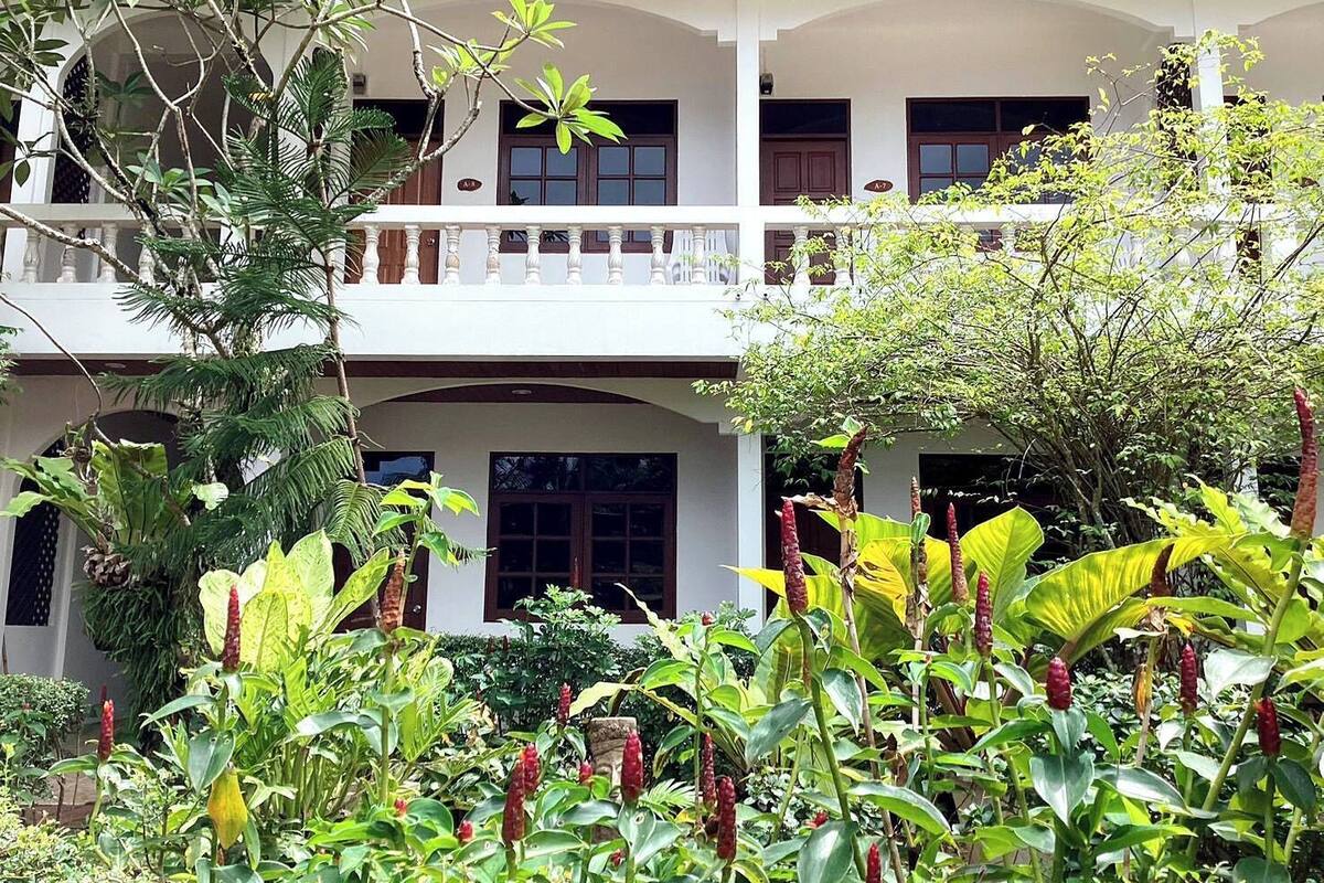 Superior Room, Garden View | In-room safe, desk, cribs (surcharge), WiFi (free)