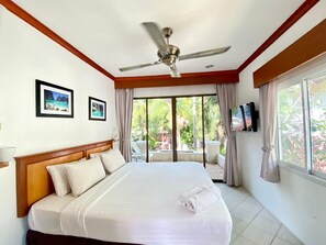Rom – deluxe, terrasse, hageutsikt | Safe på rommet, skrivebord, barnesenger og wi-fi (inkludert)