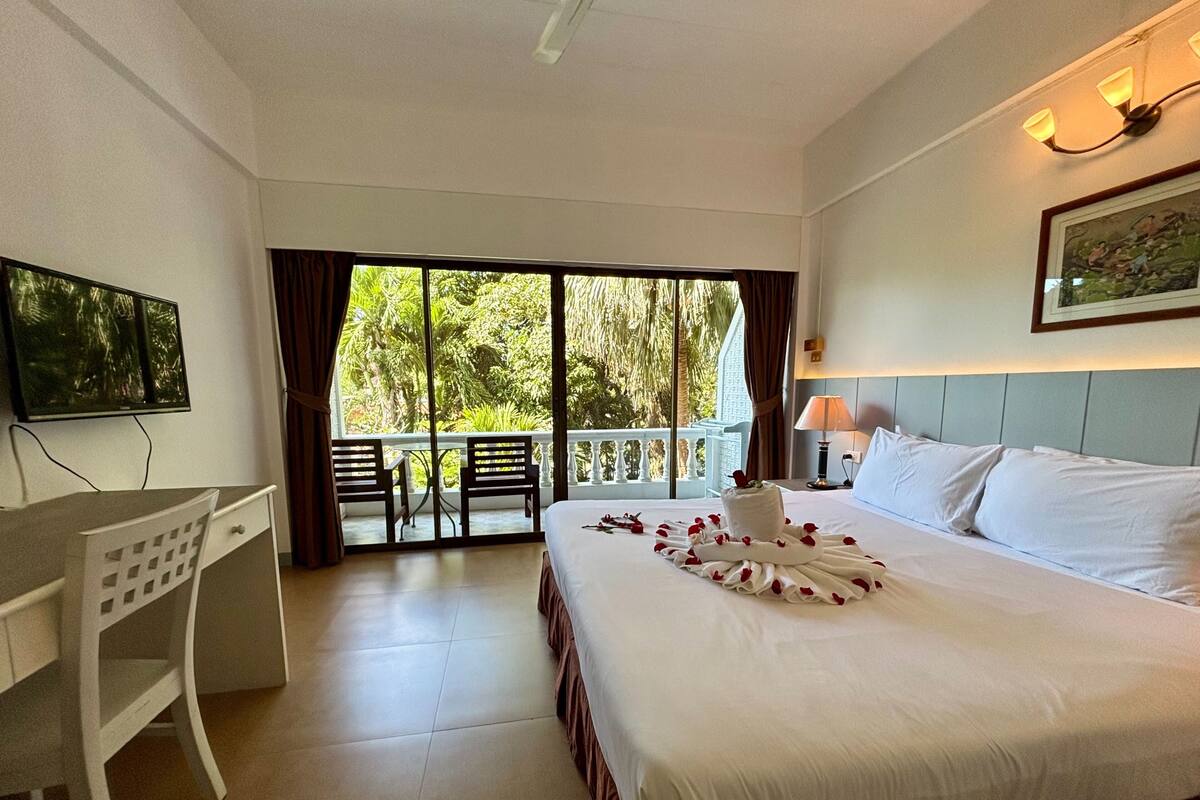 Superior Room, Poolside | In-room safe, desk, cribs (surcharge), WiFi (free)