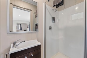 Deluxe Studio Ensuite Cabin | Bathroom