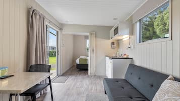 Decoración personalizada, cortinas blackout y sistema de insonorización