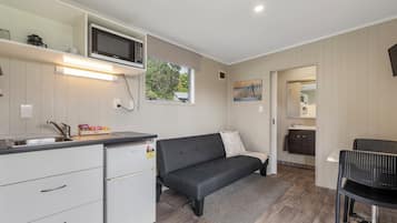 Deluxe-Ferienhütte, 1 Schlafzimmer, Nichtraucher, Kochnische | Eigene Kochnische | Kühlschrank, Mikrowelle, Wasserkocher, Toaster