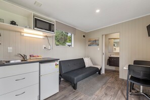 Deluxe-Ferienhütte, 1 Schlafzimmer, Nichtraucher, Kochnische | Eigene Kochnische | Kühlschrank, Mikrowelle, Wasserkocher, Toaster